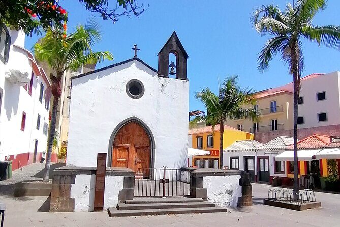 Downtown Funchal: A Self-Guided Audio Tour Through the Old City - Start at Estátua de Cristiano Ronaldo, then follow the audio south