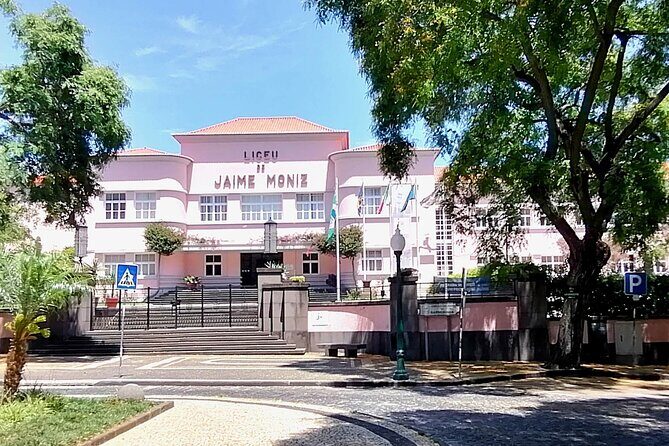 Downtown Funchal: A Self-Guided Audio Tour Through the Old City - Chapel stops and Madeira flavor: São Luis de Tolosa, D’Oliveiras, and Santo Antonio