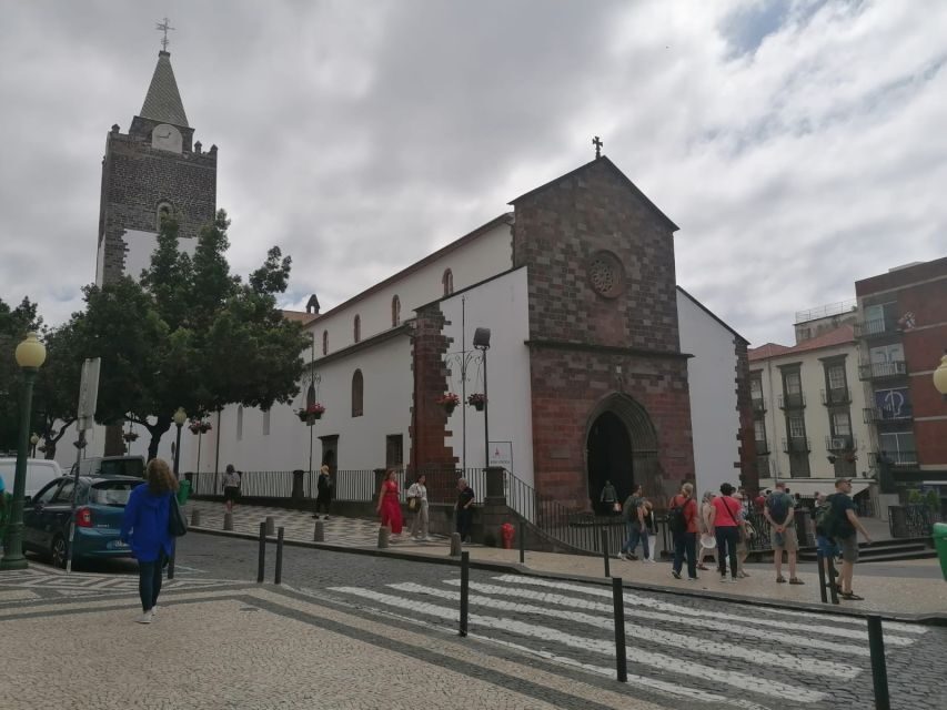 Funchal: Private Guided Tour of Historic Center by Tuk Tuk - Funchal Town Hall: civic center energy in miniature