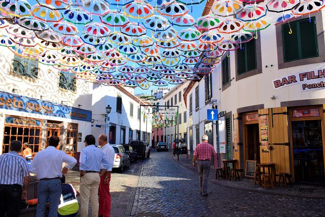 Go West - The most popular tour - Stop 1: Câmara de Lobos, the fishing-town welcome