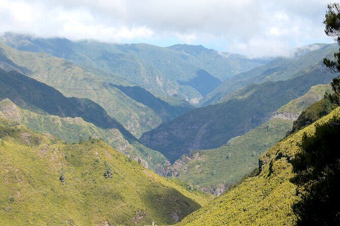 Madeira Lakes - Levada do Alecrim - Stop 1: Lagoa do Vento and the valley’s waterfall math