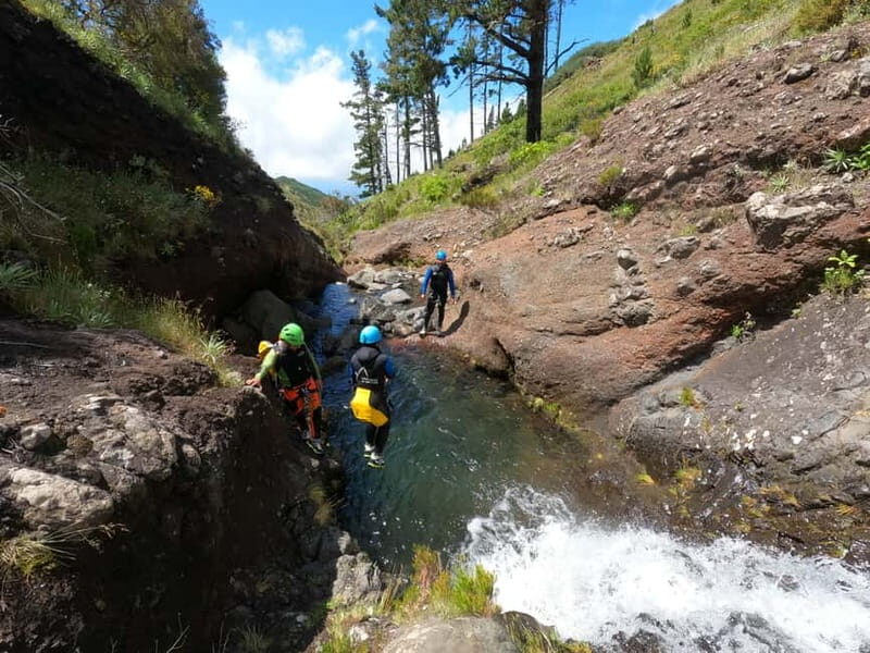 Madeira : Ribeira das Cales Canyoning (Level 1) - The Mid-Route Break: KitKat, Water, and Resetting Your Pace