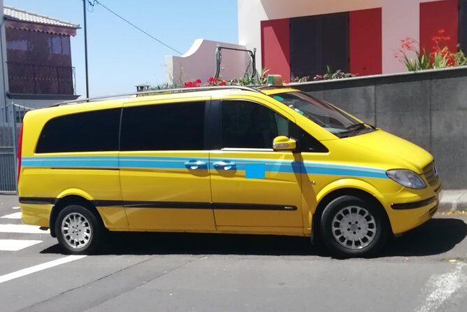 Minibus Transfer: Madeira Airport - Funchal - Finding your driver at Madeira Airport (the name-sign setup)