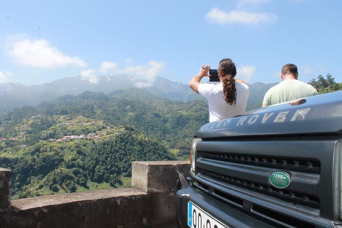 North Tour & Wine Tasting - 4x4 (Small Groups) - Stop 5: Santana thatched houses (15 minutes)