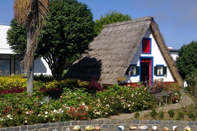 Private Madeira tour 8 people - Santana houses and poncha: the stop people remember