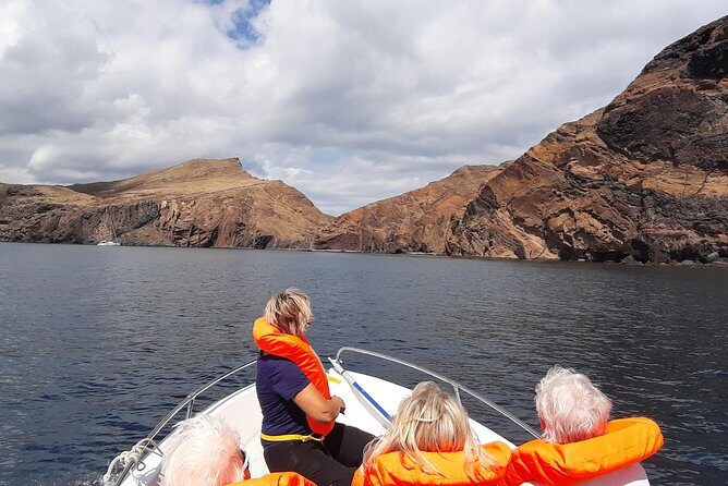 Private Ponta São Lourenço Walk and Boat Return - Boat return: seeing caves and rock from the water