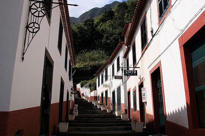 Tour - 8 Villages to the West - Ribeira Brava: an old parish with routes through the gorge